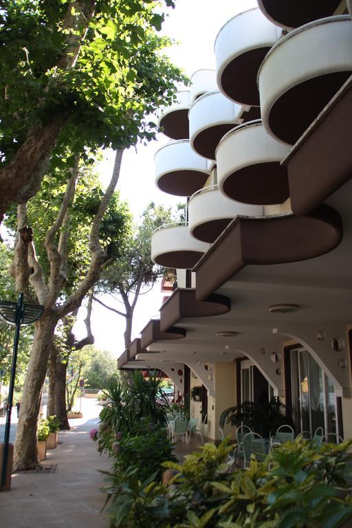 Hotel Flora ベラーリア・イジェア・マリーナ エクステリア 写真