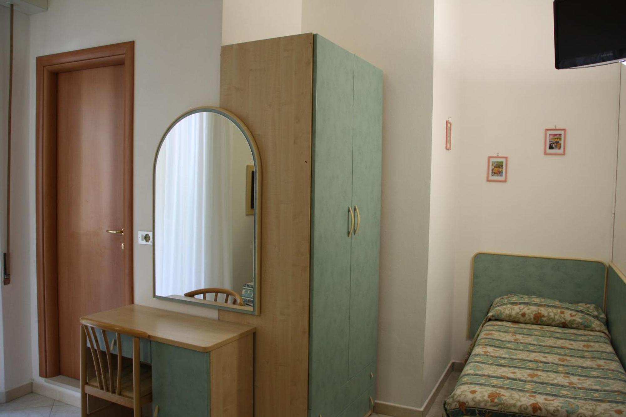Hotel Flora ベラーリア・イジェア・マリーナ 部屋 写真