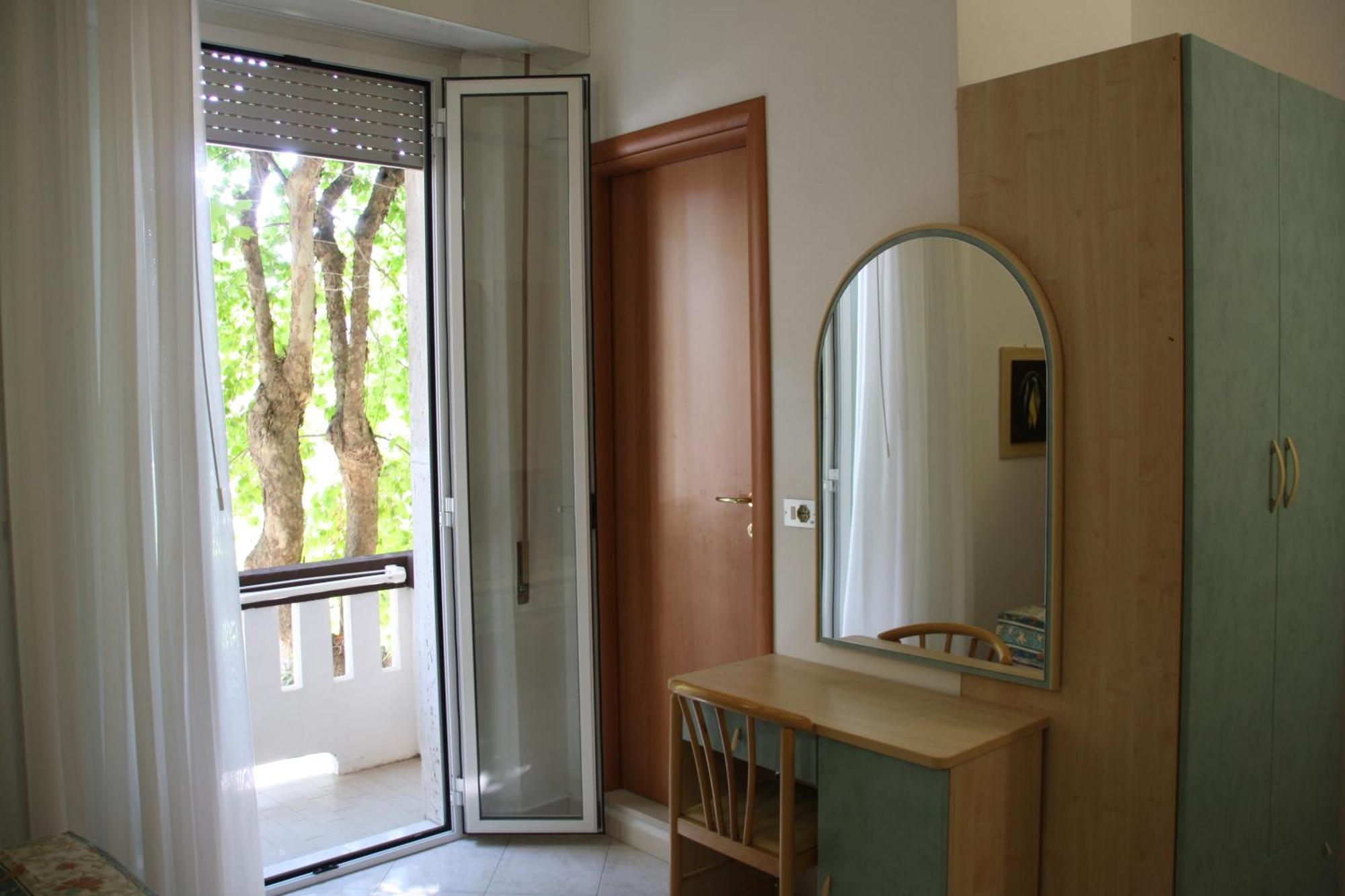Hotel Flora ベラーリア・イジェア・マリーナ 部屋 写真