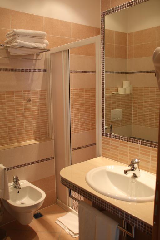 Hotel Flora ベラーリア・イジェア・マリーナ 部屋 写真