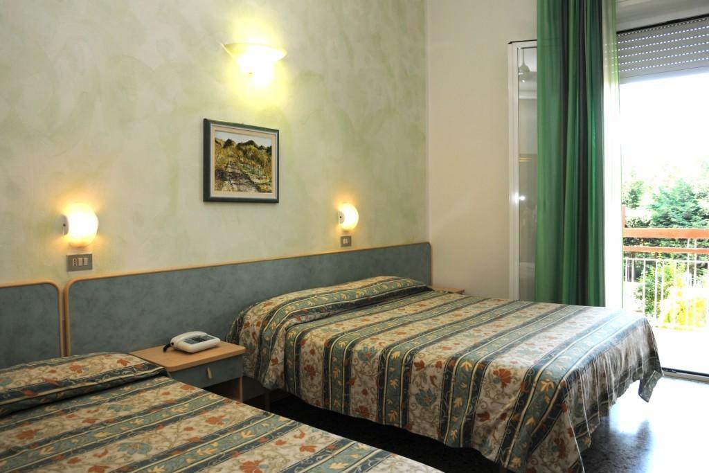 Hotel Flora ベラーリア・イジェア・マリーナ 部屋 写真